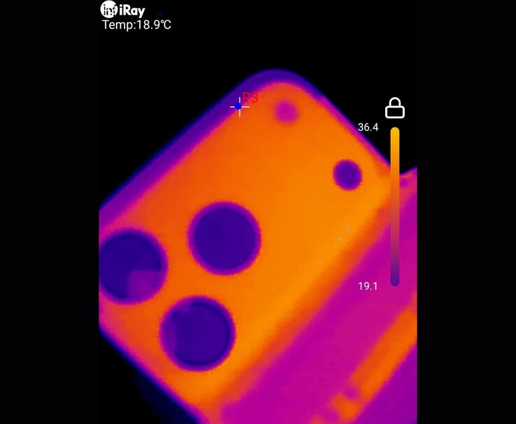 Imagen térmica del iPhone 17 Pro Max que muestra la distribución del calor alrededor de la zona de la cámara trasera (Fuente de la imagen: u/T-K-Tronix vía r/iphone)