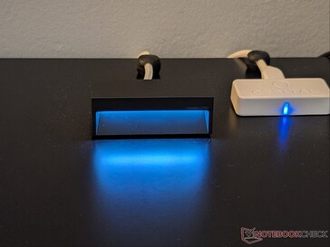 Receptor 8K con luz RGB ajustada a blanco, al 50 % de brillo.