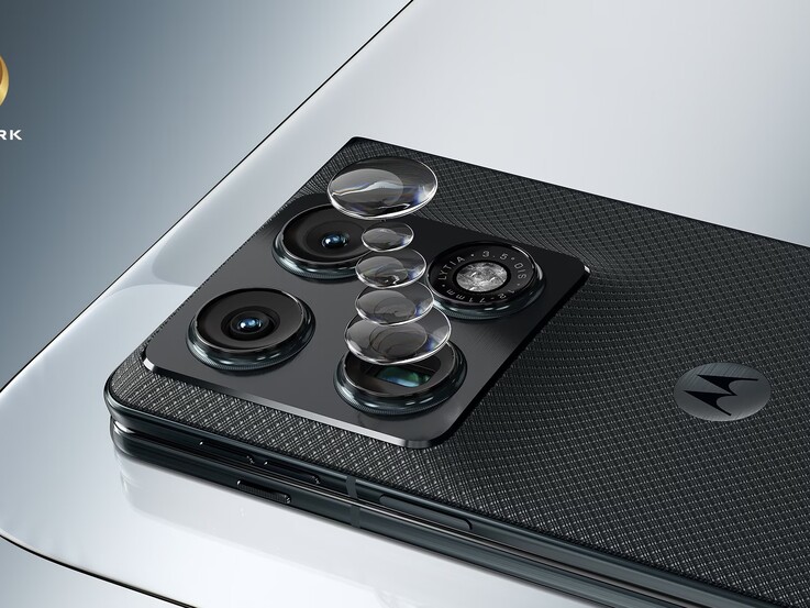 El Motorola Razr Fold cuenta con una configuración de triple cámara trasera de 50 MP