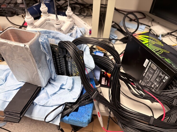 La MSI GeForce RTX 5090 Lightning Z ya ha sido overclockeada a unos increíbles 3,742 GHz por overclockers. (Fuente de la imagen: 