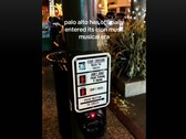 Un TikTok (captura de pantalla) mostrando el botón hackeado del paso de peatones en Palo Alto. (Fuente de la imagen: rosecampau en TikTok)
