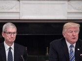 Tim Cook y Donald Trump durante una reunión de negocios en la Casa Blanca (Fuente de la imagen: Sky News)
