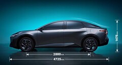 El sedán eléctrico bZ3 es ligeramente más largo que el Model 3 (imagen: Toyota)