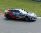 Xiaomi YU7 GT camuflado en Nurburgring. (Fuente de la imagen: Niubei Shehuiren/Weibo)