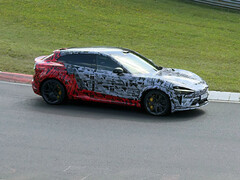 Xiaomi YU7 GT camuflado en Nurburgring. (Fuente de la imagen: Niubei Shehuiren/Weibo)