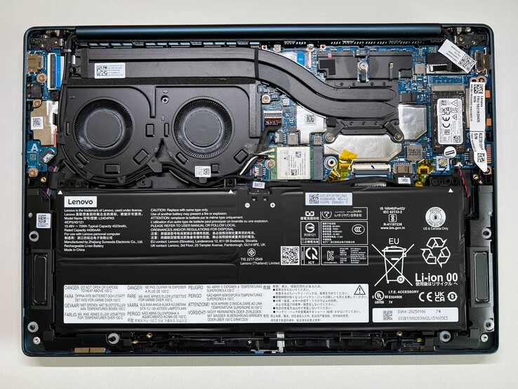 Yoga Slim 7 14AKP G10, a modo de comparación. Aunque ambos modelos son idénticos en su aspecto exterior, presentan algunas diferencias a nivel interno
