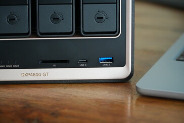 La parte frontal del Ugreen NASync DXP4800 GT