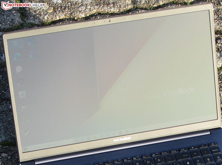 El VivoBook al aire libre (rodado bajo un sol brillante).