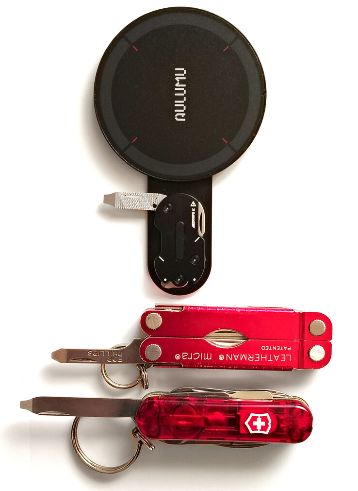 En comparación con las navajas Leatherman y las navajas suizas.