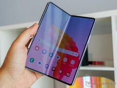 El Galaxy Z Fold5 conserva un pliegue notable, a diferencia de algunos de sus compañeros. (Fuente de la imagen: Notebookcheck)