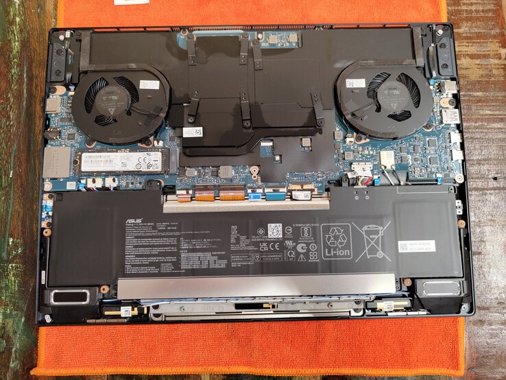 Interior del Asus Zenbook Pro 16X OLED