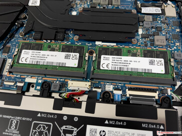 2 ranuras SO-DIMM bajo una cubierta