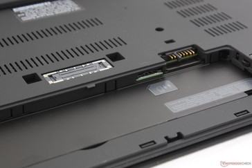 ranura Micro-SIM bajo el compartimento de la batería secundaria