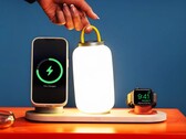 El cargador de la DailyObjects también puede cargar una lámpara portátil.