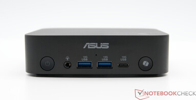 Frontal: Botón de encendido, audio combo de 3,5 mm, 2 USB TypeA 10 Gbps, USB TypeC 10 Gbps, botón de acceso directo Copilot