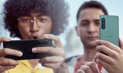 En comparación con muchos smartphones insignia, los modelos Sony Xperia 5 parecen compactos en la mano. (Fuente de la imagen: Sony (Xperia 5 IV) - editada)
