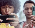 En comparación con muchos smartphones insignia, los modelos Sony Xperia 5 parecen compactos en la mano. (Fuente de la imagen: Sony (Xperia 5 IV) - editada)