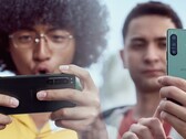 En comparación con muchos smartphones insignia, los modelos Sony Xperia 5 parecen compactos en la mano. (Fuente de la imagen: Sony (Xperia 5 IV) - editada)