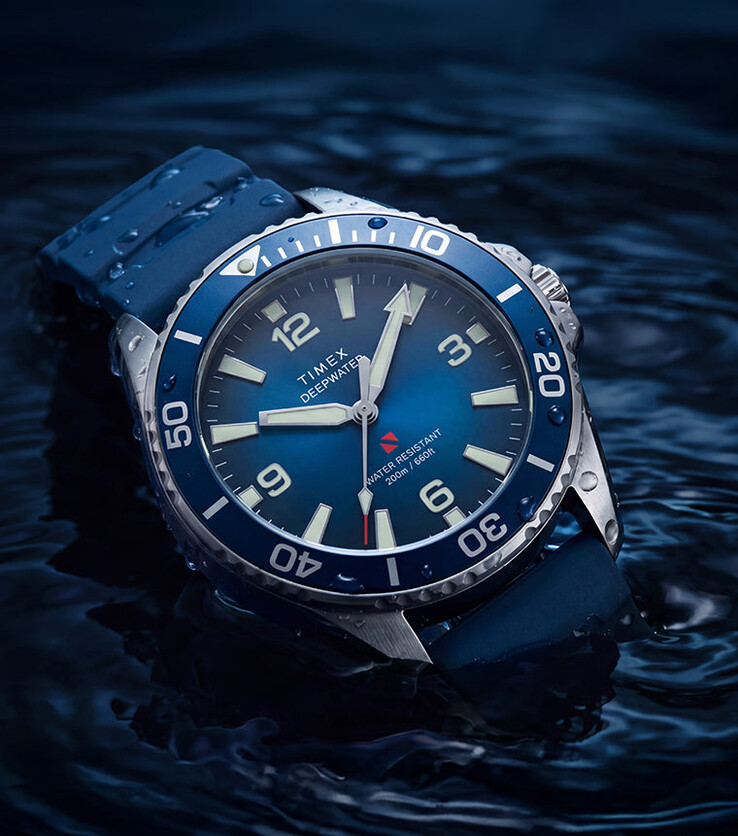 Timex Deepwater Arctic 200 con esfera azul degradada y correa a juego de caucho HNBR azul, fotografiado parcialmente sumergido en agua.