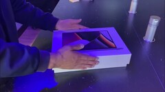 Unboxing del MacBook Pro 14. (Fuente de la imagen: Anonymous Gamer/YouTube)