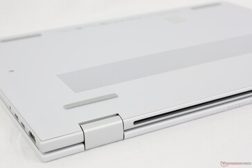El panel inferior se ha rediseñado con un tornillo menos que el diseño saliente para un mantenimiento más rápido