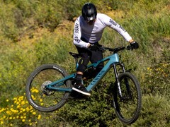 La bicicleta de montaña eléctrica Canyon Spectral:ON puede tener una batería de 900 Wh para una autonomía asistida de hasta 60 millas (~97 km). (Fuente de la imagen: Canyon)