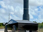 Cibercamión junto a un cohete Starship de SpaceX. (Fuente de la imagen: NikolaBrussels/X)