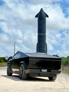 Cibercamión junto a un cohete Starship de SpaceX. (Fuente de la imagen: NikolaBrussels/X)