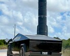 Cibercamión junto a un cohete Starship de SpaceX. (Fuente de la imagen: NikolaBrussels/X)