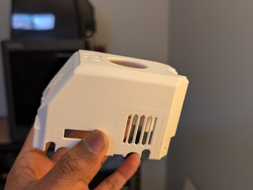 Alabeo en el borde superior izquierdo, el lado de la placa de construcción.