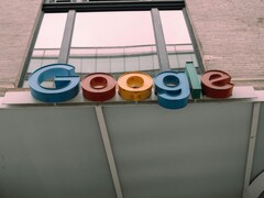 El logotipo de Google en la fachada de un edificio. (Fuente de la imagen: Hardeep Singh vía Pexels)
