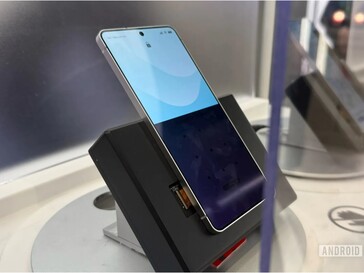 Un teléfono Samsung Galaxy con una versión más reciente de la pantalla de privacidad, que bloquea la mitad de la pantalla.