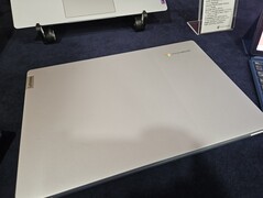 El IdeaPad 3 Slim Chromebook se presenta en el MWC en su segundo color gris nube. (Fuente: Notebookcheck)