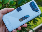 El smartphone 'Ultimate' de ASUS podría recibir esta vez hasta 24 GB de RAM, imagen del ROG Phone 7 Ultimate. (Fuente de la imagen: Notebookcheck)