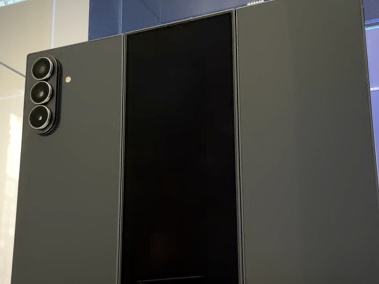 La Galaxy Z TriFold mostrada de frente en su estado desplegado. (Fuente de la imagen: SBS Korea vía Omokgyo Electronics Mall - editado)