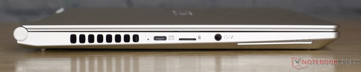 USB-C con entrada de alimentación; lector de tarjetas microSD; conector de audio de 3,5 mm