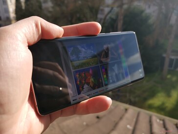 Uso del Samsung Galaxy S10+ en el exterior al sol