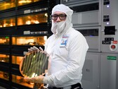 Las próximas CPU Panther Lake de Intel podrían tener que venderse con pérdidas debido a los rendimientos de la subparte 18A (imagen: wafter de semiconductores de Intel; fuente de la imagen: Intel)