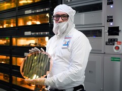 Las próximas CPU Panther Lake de Intel podrían tener que venderse con pérdidas debido a los rendimientos de la subparte 18A (imagen: wafter de semiconductores de Intel; fuente de la imagen: Intel)