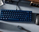 Teclado Keychron Q16 HE TMR en un escritorio con otros periféricos