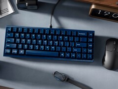 Teclado Keychron Q16 HE TMR en un escritorio con otros periféricos
