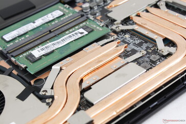 Las ranuras SODIMM se sitúan junto a la CPU