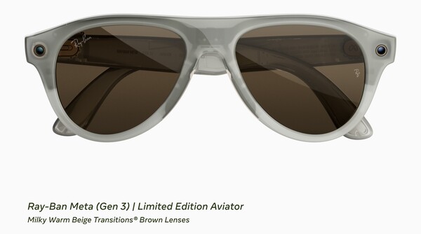 Las gafas Ray-Ban Meta (Gen 3) Aviator de edición limitada, con montura en beige cálido lechoso y lentes marrones fotocromáticas.