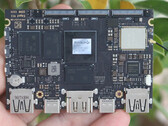 El Khadas Edge2 utiliza el chipset Rockchip RK3588S en una placa de 82 x 57,5 x 5,7 mm. (Fuente de la imagen: CNX Software)