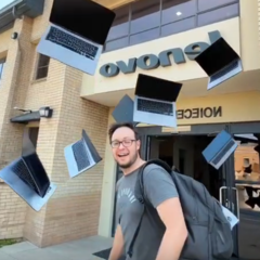 Portátiles que salen volando solos de un edificio. Generado con Grok (Fuente de la imagen: Notebookcheck - Darryl Linington)