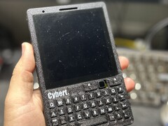 El CyberT parece una BlackBerry pero está alimentado por una Raspberry Pi CM4 (Fuente de la imagen: Carbon Computers)