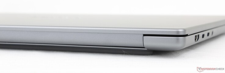 Trasera: Sin puertos