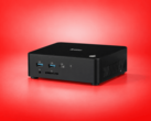 Mini PC iiyama con puertos USB frontales, un puerto USB-C, un lector de tarjetas SD y ventilación lateral.