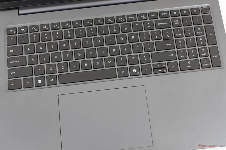 Teclado y respuesta similares a los del Dell Pro 7 14, pero con un panel táctil más grande (13 x 9 cm) y un teclado numérico integrado.