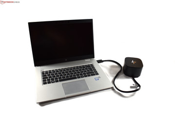 HP EliteBook 1050 G1 junto a la base HP Thunderbolt Dock G2 con cable combinado